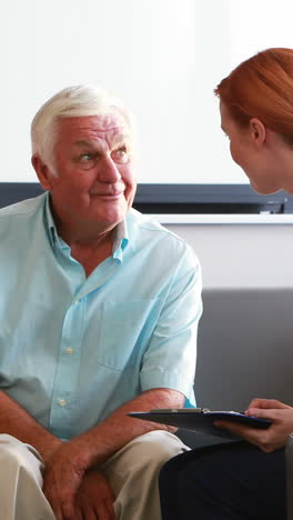 Nurse-have-discussion-with-her-senior-patients