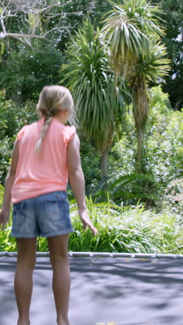 Blondes-Mädchen-Macht-Rückwärtssalto-Auf-Trampolin