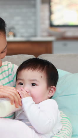 Junge-Mutter-Füttert-Ihr-Baby