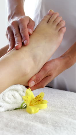 Close-up-of-woman-therapist-massaging-the-feet-of-her-patient