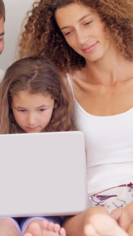 Familia-Feliz-Usando-Laptop