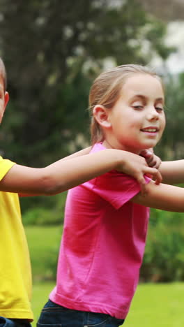 Süße-Schüler-Posieren-Draußen-Im-Gras