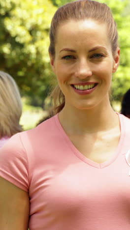 Activistas-Para-La-Concientización-Sobre-El-Cáncer-De-Mama-En-El-Parque,-Uno-Sonriendo-A-La-Cámara