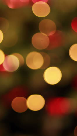 Blinking-lights-on-christmas-tree-out-of-focus