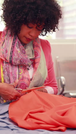 Diseñadora-De-Moda-Femenina-En-El-Trabajo