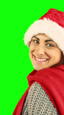 Chica-Con-Gorro-De-Papá-Noel-Y-Ropa-Abrigada-Soplando-Sobre-Las-Manos