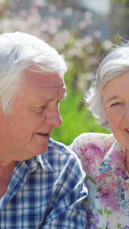 Pareja-De-Ancianos-En-El-Jardín