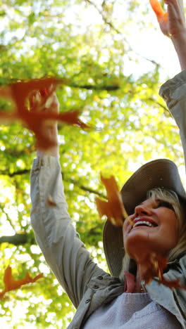 Mujer-Feliz-En-El-Parque