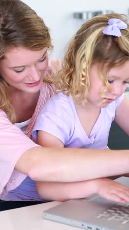 Bonita-Madre-E-Hija-Usando-Una-Computadora-Portátil-Juntas