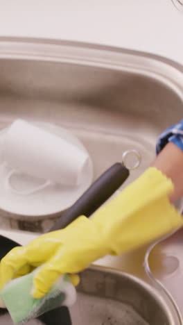 Woman-washing-the-dishes