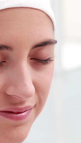 Woman-getting-fake-eyelashes-applied