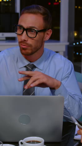 Businesspeople-having-discussion-while-having-tea