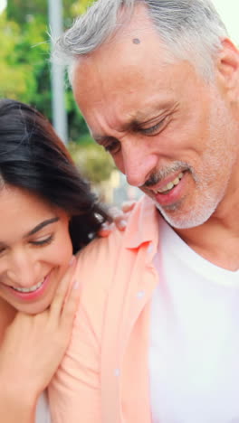 Pareja-Sonriente-Usando-Teléfono-Inteligente