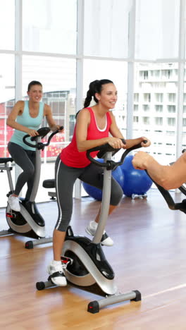 Spinning-Kurs-Im-Fitnessstudio-Unter-Leitung-Einer-Engagierten-Trainerin