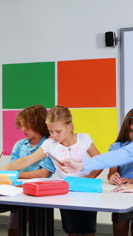 Profesor-Ayudando-A-Los-Niños-Con-Sus-Tareas-En-El-Aula.