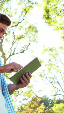 Mann-Benutzt-Digitales-Tablet-Im-Park