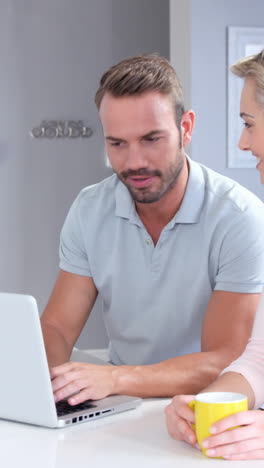 Pareja-Usando-Laptop-En-La-Cocina