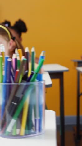 Niños-De-La-Escuela-Haciendo-La-Tarea-En-El-Aula