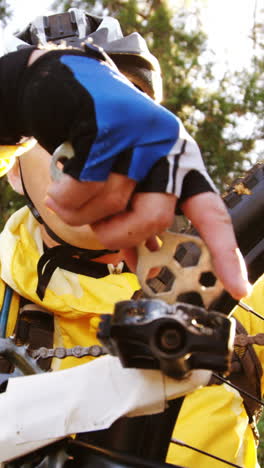 Ciclista-De-Montaña-Masculino-Arreglando-Su-Bicicleta