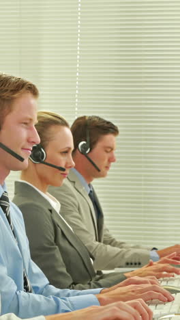 Equipo-De-Negocios-Trabajando-En-Call-Center-