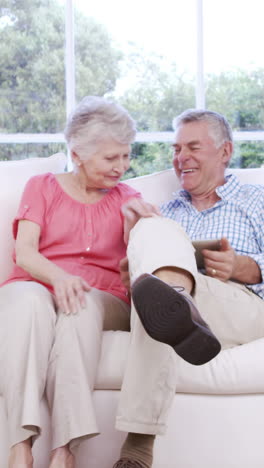 Senior-couple-using-tablet