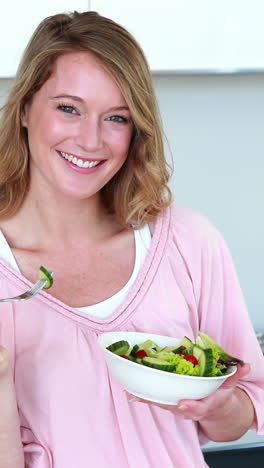 Mujer-Bonita-De-Pie-Comiendo-Un-Plato-De-Ensalada