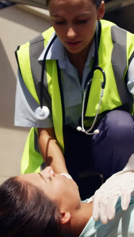 Equipo-De-Ambulancia-Atendiendo-A-Una-Mujer