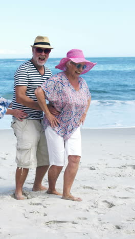 Amigos-Mayores-Bailando-En-La-Playa