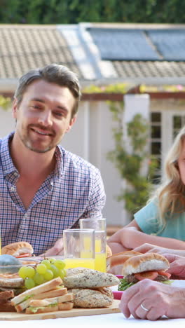 Glückliche-Familie-Beim-Mittagessen