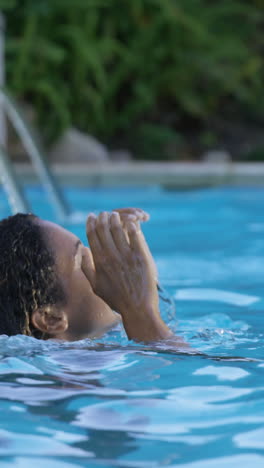 Mujer-Relajándose-En-La-Piscina