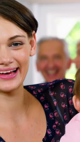 Retrato-De-Madre-Sonriendo-Con-Su-Bebé