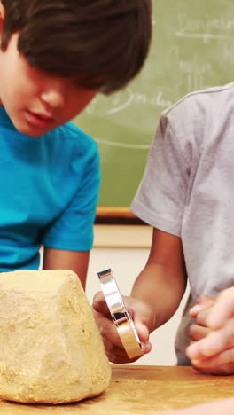 Schüler-Betrachten-Felsen-Mit-Lupe