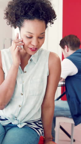 Hübsche-Studentin-Am-Telefon-