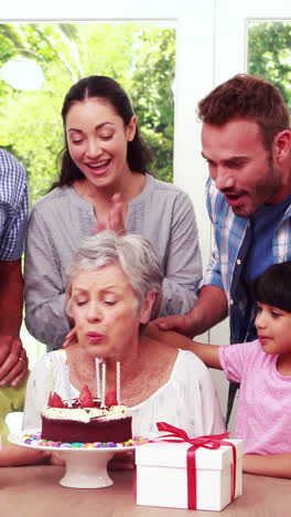 Glückliche-Familie,-Die-Geburtstag-Feiert