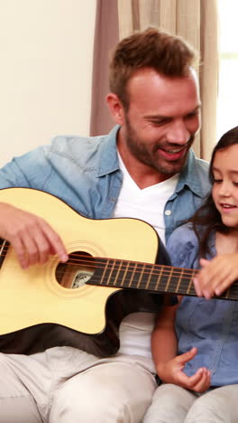 Glücklicher-Vater-Und-Tochter,-Die-Gitarre-Spielen