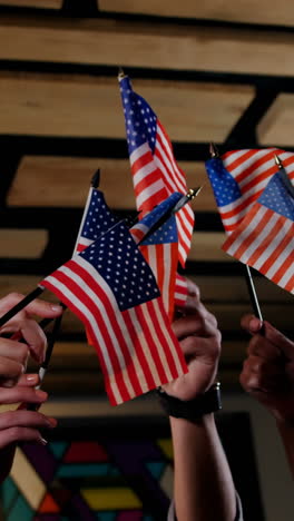 Gruppe-Von-Freunden,-Die-Amerikanische-Flagge-Schwenken