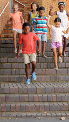 Gruppe-Von-Kindern-Steigt-Von-Der-Treppe-Herunter