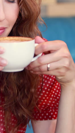 Hübsche-Frau-Trinkt-Cappuccino-Im-Restaurant