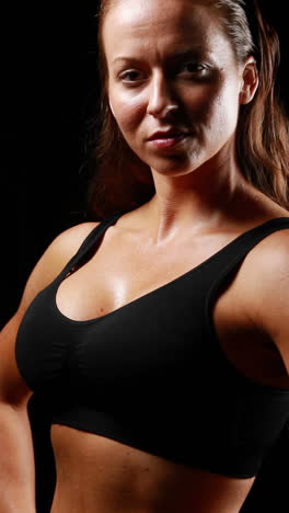 Mujer-Musculosa-Con-Los-Pulgares-Hacia-Arriba-Sonriendo