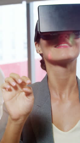 Businesswoman-using-the-virtual-reality-headset