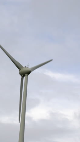 Molino-De-Viento-Girando-Contra-Un-Cielo-Gris.