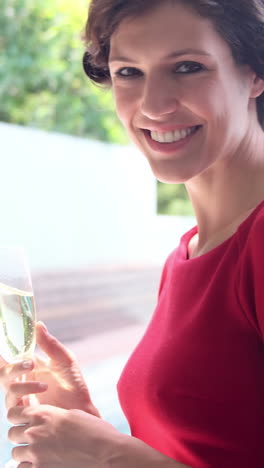 Frau-Hält-Ein-Glas-Champagner