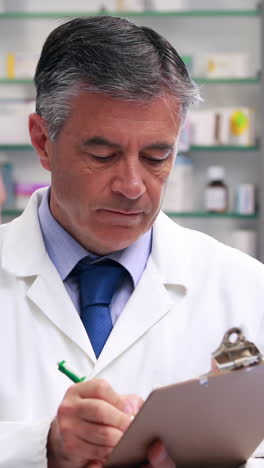 Farmacéutico-Senior-Escribiendo-En-El-Portapapeles