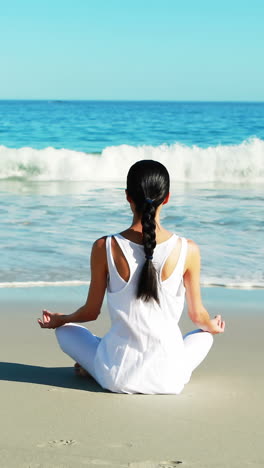 Vista-Trasera-De-Una-Mujer-Realizando-Yoga.