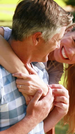 Pareja-Relajándose-En-El-Parque-En-Un-Banco