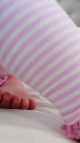 Süßes-Baby,-Das-Auf-Dem-Bett-Spielt