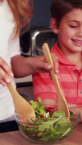 Glückliche-Familie,-Die-Gemeinsam-Salat-Zubereitet