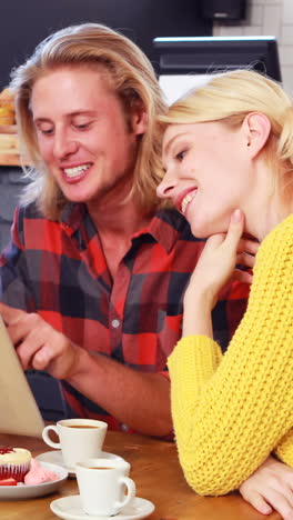 Lächelnde-Freunde,-Die-Auf-Einem-Tablet-Sitzen