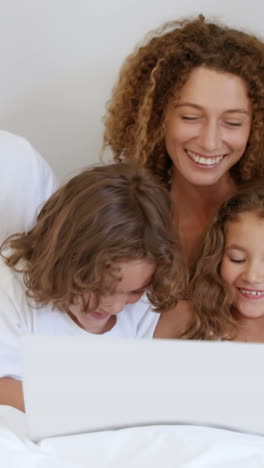 Glückliche-Familie-Mit-Laptop