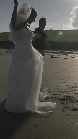 Lächelnde-Jungvermählten-Tanzen-Am-Strand